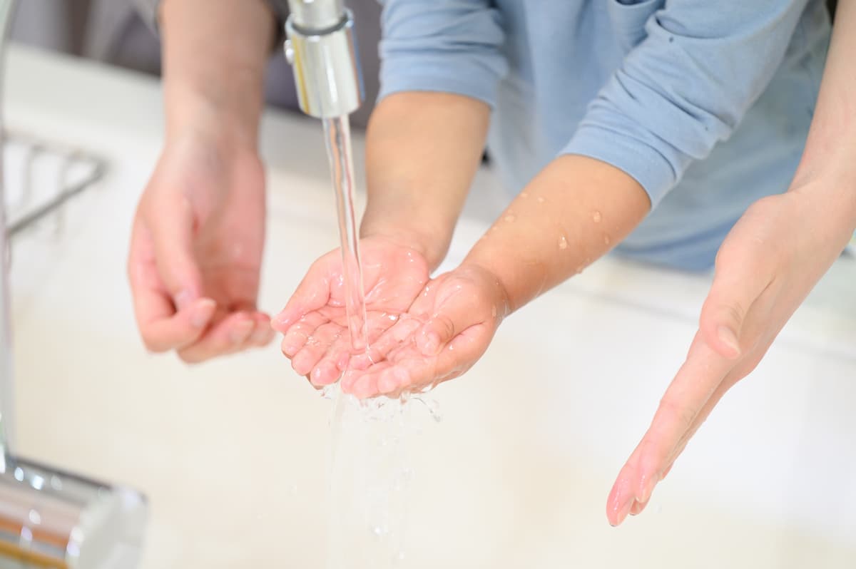 手を洗う幼児