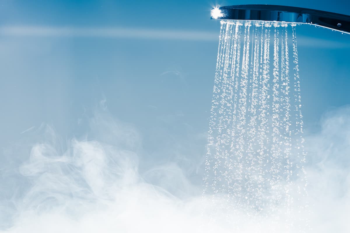 流れる水と蒸気のシャワー