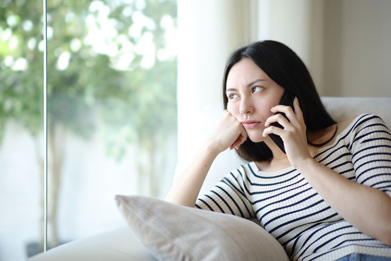 電話をする女性
