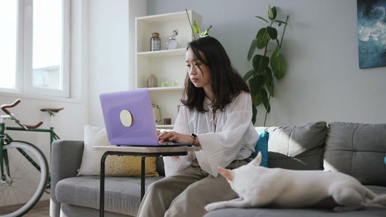 猫と暮らす女性