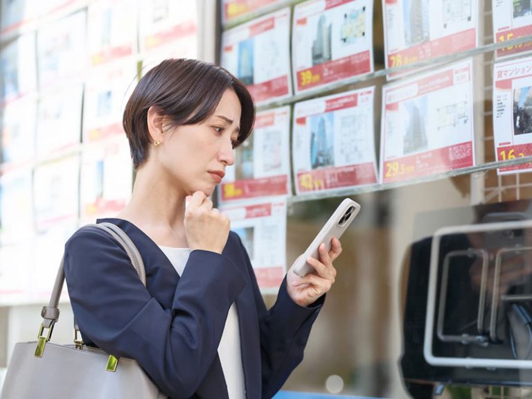 不動産情報を見る女性