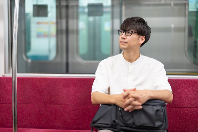 地下鉄に乗る男性