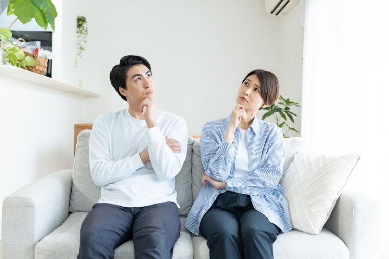 ソファー考えがえる夫婦